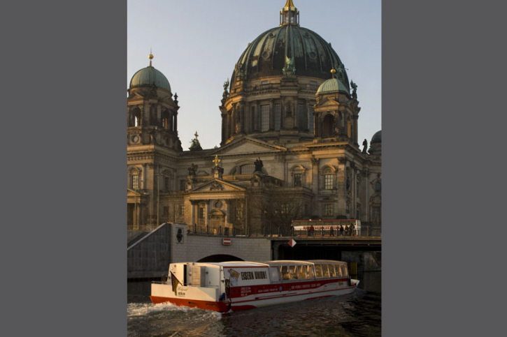 Dampfer im winterlichen Berlin